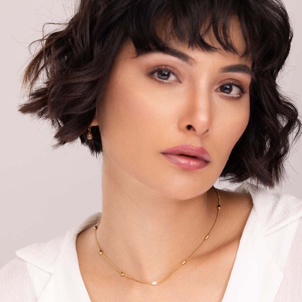Single pearl necklace