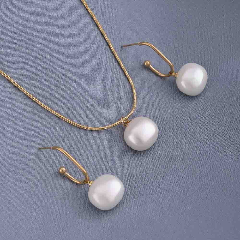 Classic pearl pendant and earrings set