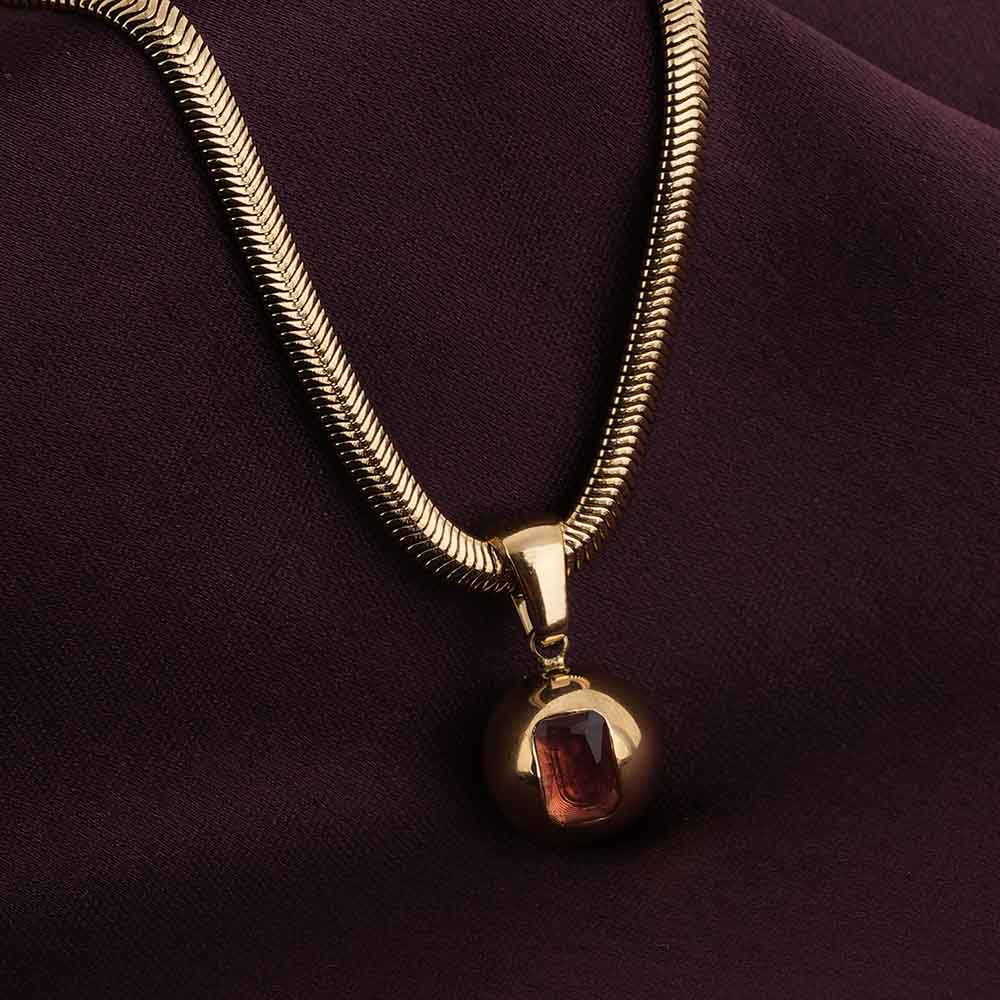 Pink gemstone embedded necklace
